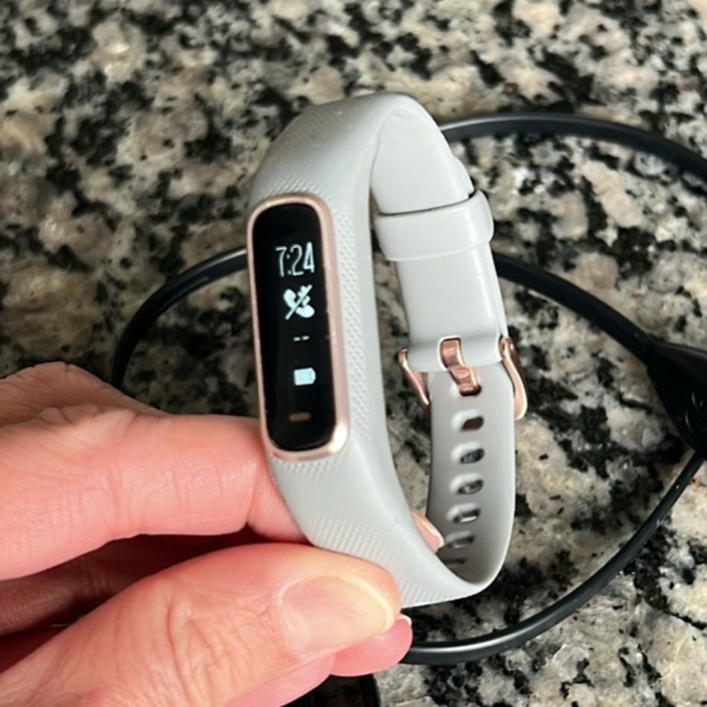 [SOLD] GARMIN Vivosmart 4 Smart Fitness Tracker in Gray with Rose Gold Accents